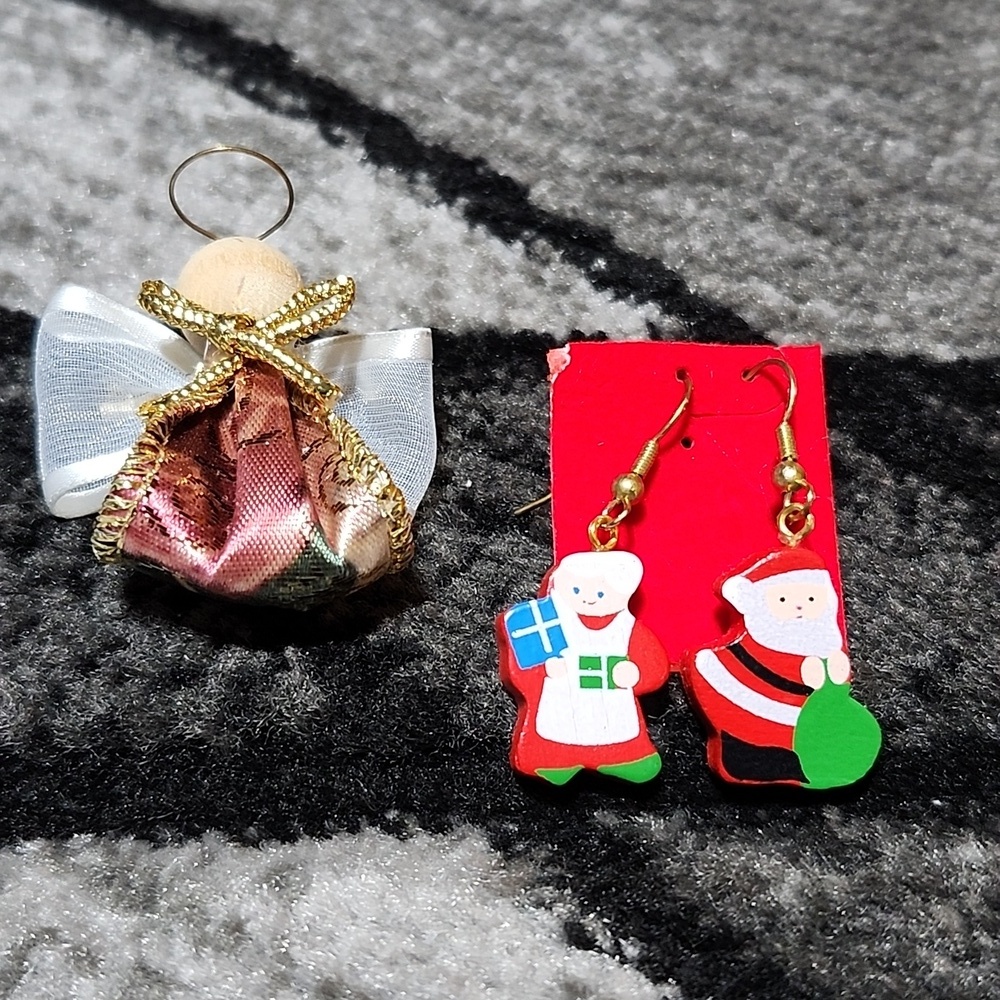 VINTAGE WOODEN SANTA CLAUS & MRS CLAUS HAND-PAINTED LIGHTWEIGHT DANGLE EARRINGS